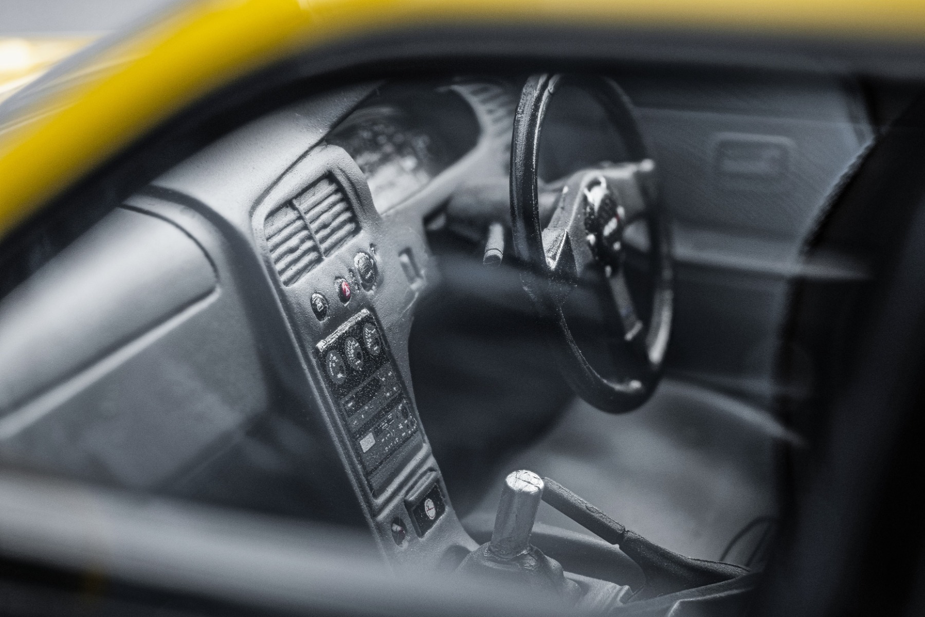 インテリアも400Rと同じで、NISMOのステアリングやフルスケールメーター、アルミ製シフトノブを装着。センタークラスターにはR33GT-R譲りの3連メーターを設置し、シートもモノフォルムバケットシートを装備。