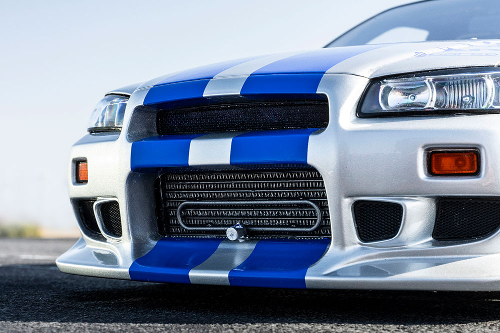 C-WEST製フロントバンパーの大きな開口部からは、大型のインタークーラーが顔をのぞかせます。さらに、NX社製のインタークーラースプレーリングも装着済みです。