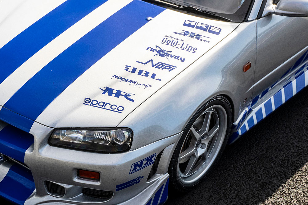ボンネットにはHKSやJICといった日本のパーツメーカーから、NOPIやMODERN image、SPARCOといった海外メーカーまで、いくつものステッカーが貼られています。