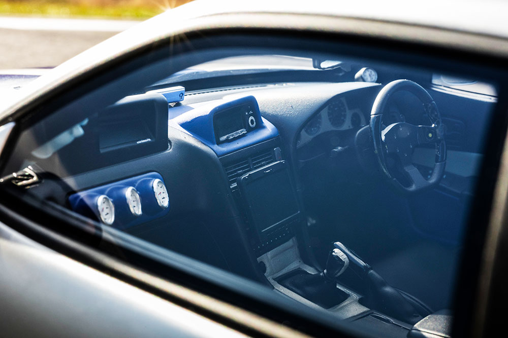 助手席側のダッシュボードにはHKS製の3連サブメーターがインストールされ、上面にはクラリオン製のモニターが設置されています。