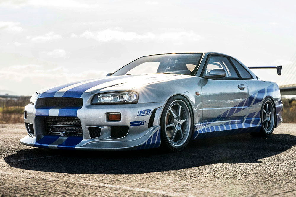 House of Kolorのシルバーにペイントされたボディには、ブルーのストロボグラフィックがあしらわれてレーシーな雰囲気を漂わせています。