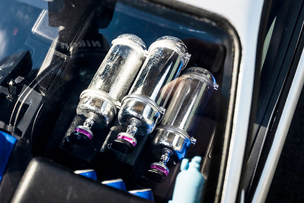 助手席は外され、代わりにNX社製の亜酸化窒素タンクを3本設置。レースに勝利してこのタンクを叩くブライアンの姿を記憶している人も多いのではないでしょうか。