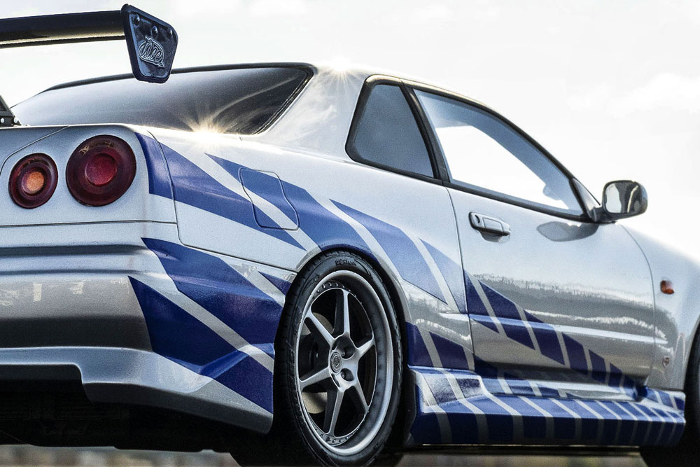 R34 GT-Rの特徴である力強く盛り上がったリアフェンダーを強調するように配置されたストロボグラフィックもフェンダーのラインに合わせて絶妙に再現。