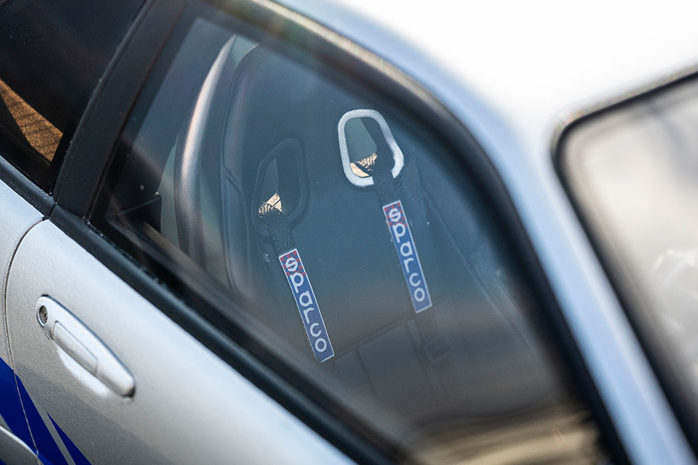 バケットシート、フルハーネスともにスパルコ製を装着。ドアの内張りもエクステリアとコーディネートするようブルーに変更されています。