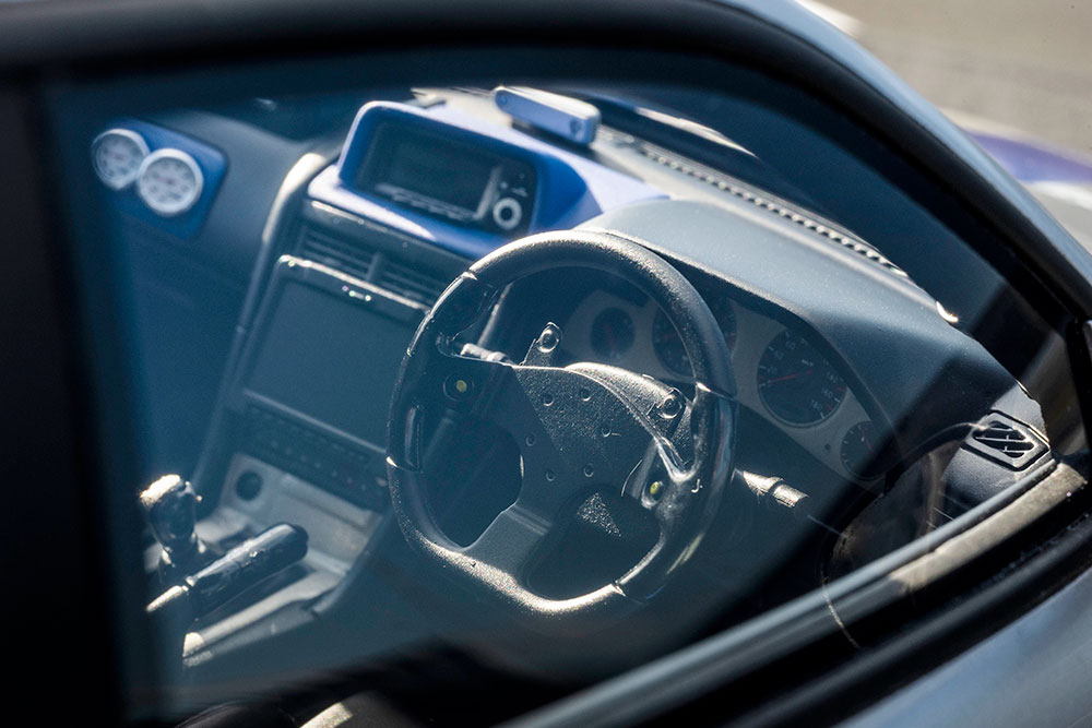 インテリアに目を移すと、スパルコのステアリングやブルーにペイントされたマルチファンクションディスプレイのフードを見ることができます。