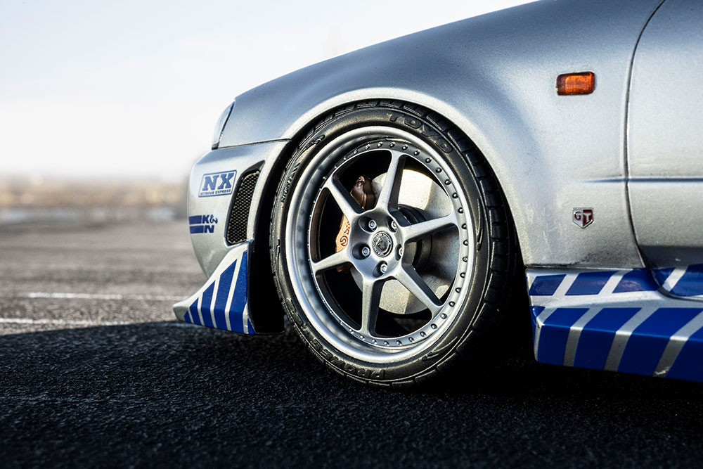 6本スポークのアルミホイールは、米HREパフォーマンスホイールの446。力強さと高級感を兼ね備えたデザインで、R34 GT-Rにマッチしています。