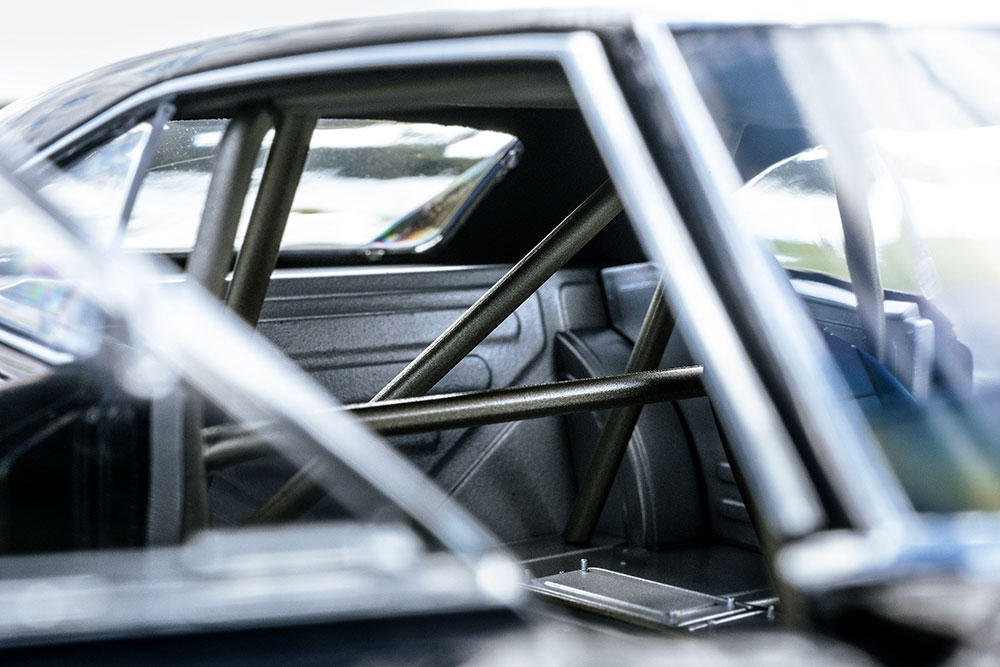 ドアを開けると、乗員の安全性はもちろん、ボディ剛性アップにも大きく貢献する堅牢なロールケージが目に飛び込んできます。まるでアメリカのストックカーレースのマシンのようです。ブラックのボディとのコントラストも強烈。