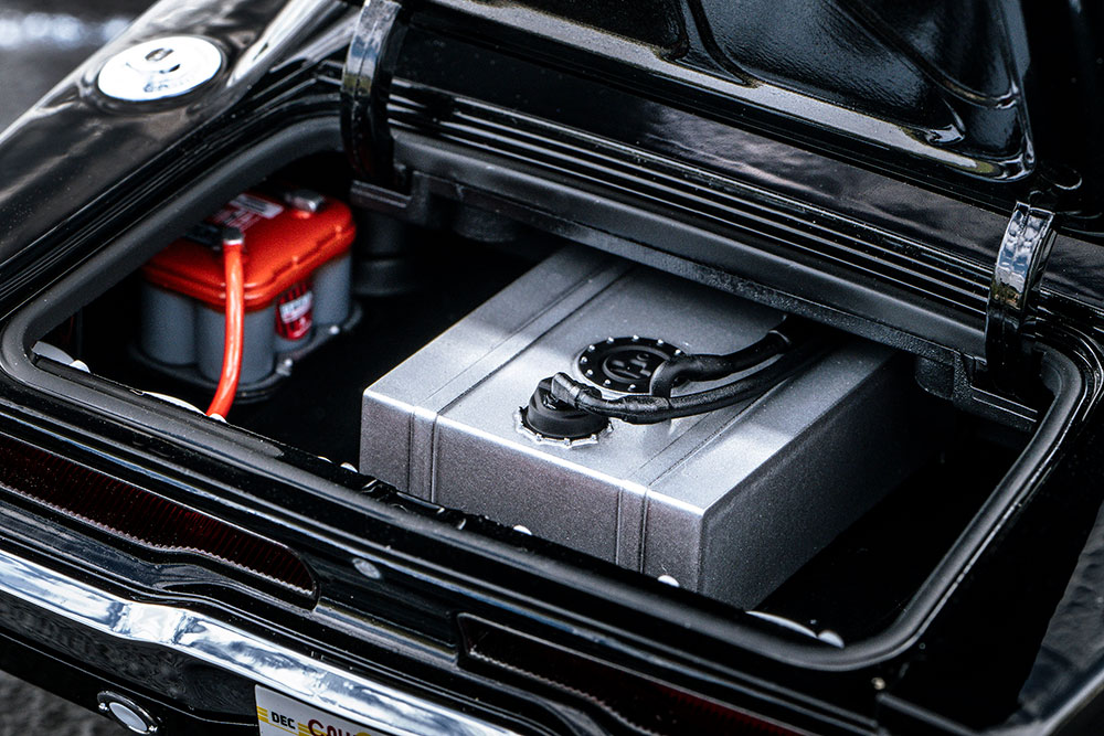 トランクの中には安全燃料タンクが設置されています。その奥に見えるのは、エンジンルーム内から移設された高効率・大電流を特徴とするオプティマ・バッテリー。こうした細部の作りはレーシングカーに近いものと言えるでしょう。
