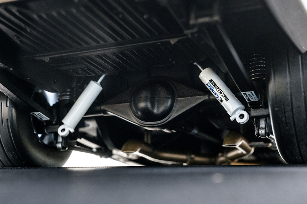 V8パワーを確実に路面に伝えるためにはタイヤが重要です。ダイキャストモデルではドラッグレース用タイヤのほか、強化されたショックアブソーバーも再現。ちなみにマフラーは見えませんが、車体下部で放出するストレート構造です。