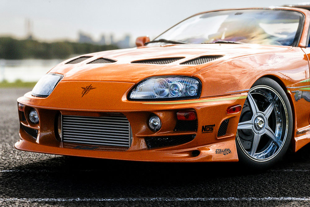 フォグランプをインストールしたフロントバンパーはボメックス製。大きな開口部からは大型のインタークーラーも確認できます。印象的なダクトが備わるボンネットはTRD製で、エンジンの冷却性能を高める効果があります。