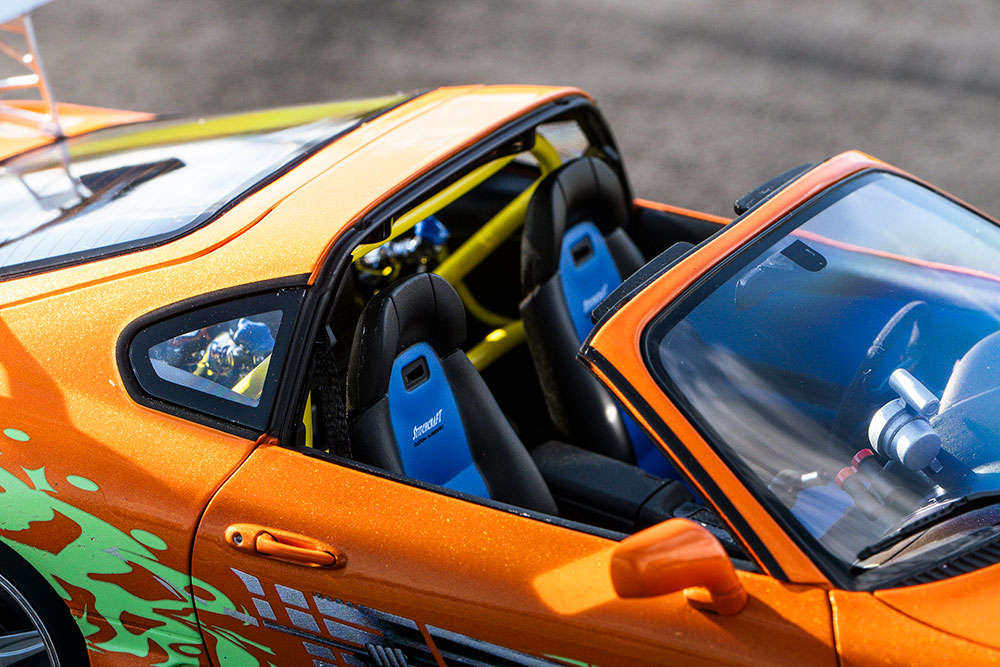 劇中車はルーフ部分が取り外し可能なエアロトップ仕様。劇中でもオープン状態で失踪するシーンがいくつもありました。本製品のサイドウインドウは、全閉／半開／全開の3ポジションから選ぶことが可能です。