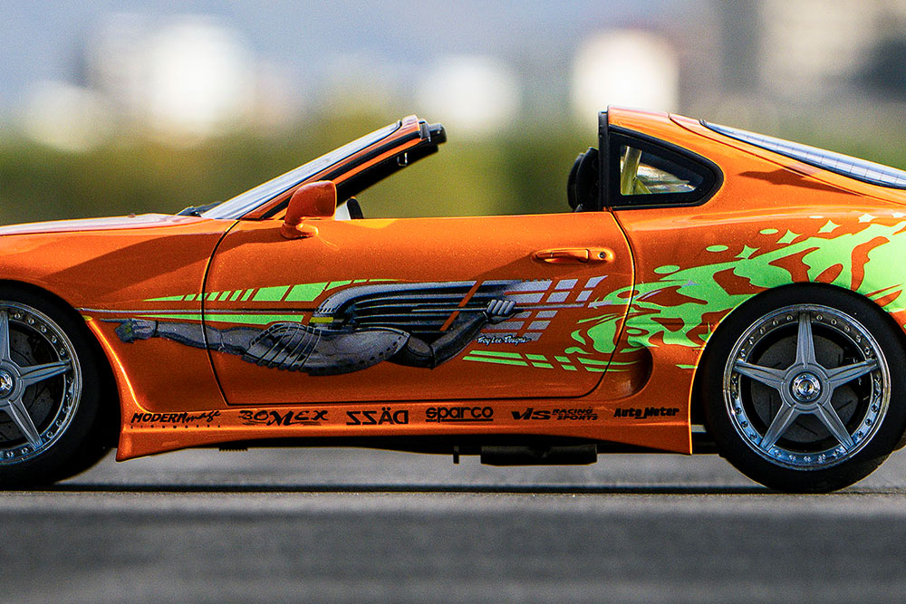 オレンジパールに塗装されたボディには、トロイ・リーがデザインした「ニュークリア・グラディエーター」のグラフィックがあしらわれています。施工したのは日本のアートファクトリーで、後に劇中車を象徴するデザインとなりました。