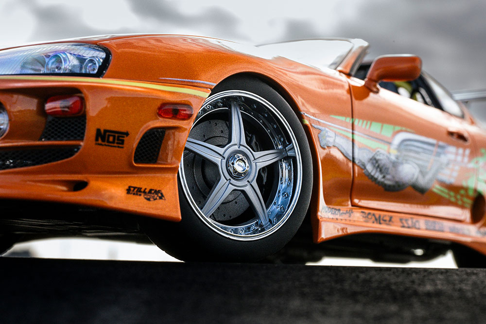 シルバーのアルミホイールはレーシングハート・M5チューナーズ。5スポークのシンプルなデザインながら、その存在感は抜群です。パワーアップされたエンジンに必要不可欠な大容量ブレーキも目を引きます。