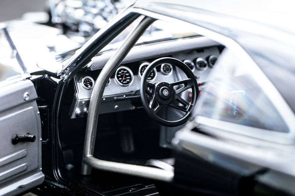 タコやスピードをはじめとするレーシーな8連メーターを採用し、グラントGTのステアリングを装着。こういった部分だけでなく、センターコンソールの細かいスイッチ類もダイキャストモデルでは精巧に再現しています。